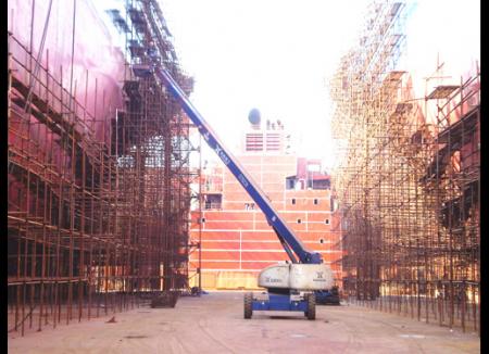 Telescopic Boom Lift Work for Mall Building
